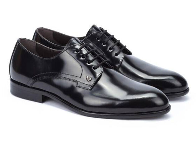 Zapato de vestir, perfecto para un dress code de etiqueta pero mucho más cómodo de lo que puedas imaginar: horma con mayor calce, suela de cuero flexible, fabricado en una piel muy suave y blanda. Planta interior acolchada, topes y contrafuertes más suaves.